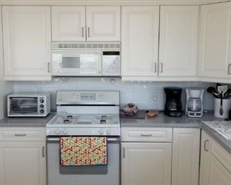 Clean & contemporary kitchen