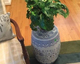 Blue and white ceramic jar end table.