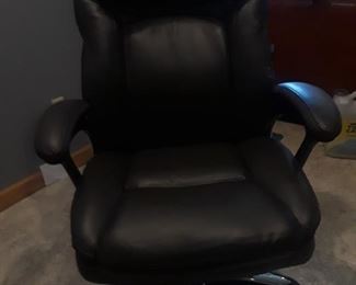 Nice newer office chair. 