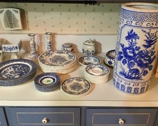 Various Blue Willow patterned dishes, transferware, Blue pattern ceramic umbrella stand
