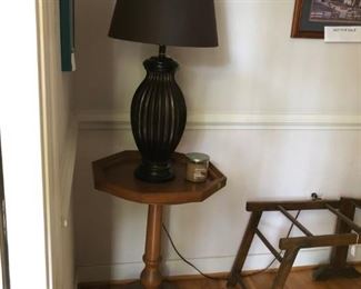 Corner table or plant stand. Nice brown metal lamp.