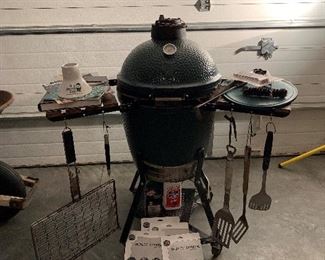 Big Green Egg Grill / Smoker