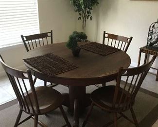 Oak round table w/3 leaves and four chairs