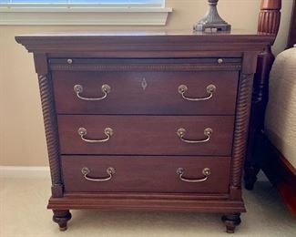 2 Matching night stands w/pull out shelf