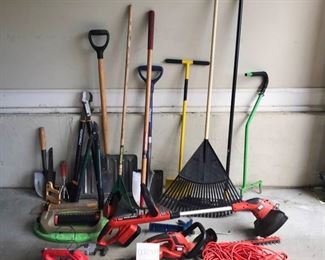 Assorted gardening tools      https://ctbids.com/#!/description/share/189853