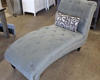  NEW Velour Button Tufted Chaise Lounge with Pillow

Auction Estimate $100-$300 – Located Inside 