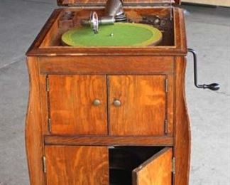  ANTIQUE “Victor Talking Machine Co.” Quartersawn Oak Victrola with Head and Crank

Auction Estimate $100-$300 – Located Dock 
