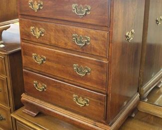  SOLID Mahogany 4 Drawer Bracket Foot Bedside Stand in the Manner of Henkel Harris Furniture

Auction Estimate $100-$300 – Located Inside 