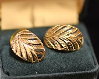 14 kt. yellow gold earrings (pierced).