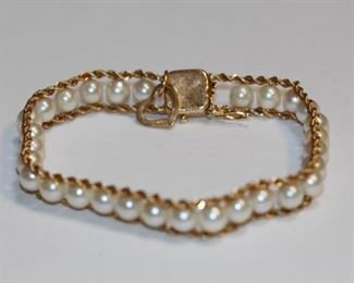 Pearls and yellow gold bracelet.