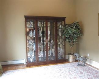 Henredon China/ Curio Cabinet Mirror Glass Shelves Lights Up