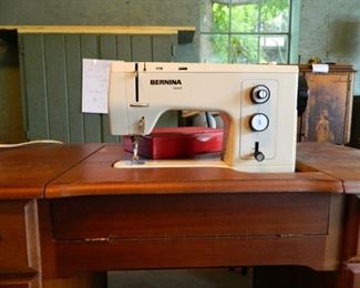 BERNINA SEWING MACHINE IN CABINET WITH CHAIR