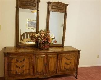 DOUBLE MIRROR DRESSER MATCHES BED