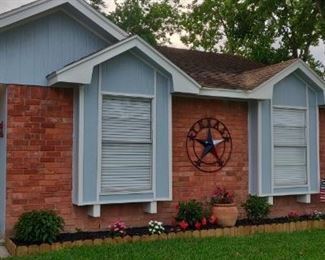 3/2/2 remodeled Aug 2018, 1/4 acre landscaped yard,