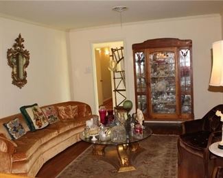 heavy pedestal and glass coffee table is still available ( half off today!) bring help as this is very heavy