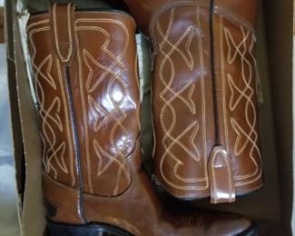 Ladies cowboy boots and shoes ( size 5)
