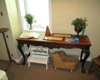 Sofa table and household