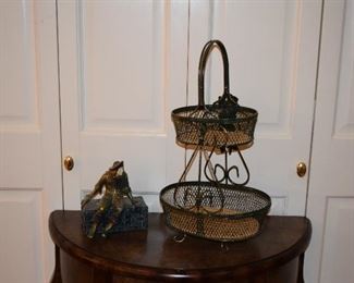 2-Tier Basket, Figurine