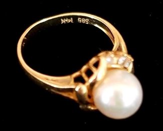 Pearl w/ Diamonds Gold Ring