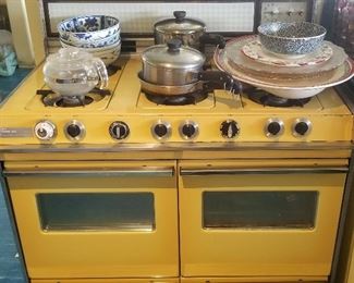 Wonderful mid-century Harvest Gold 6 burner and two oven stove!