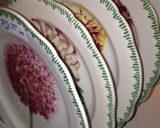 Dessert plates with different flowers