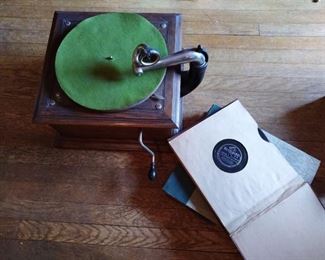 Vintage Victor Victrola with may 78's. Works great.