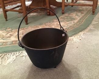 Cast iron pot