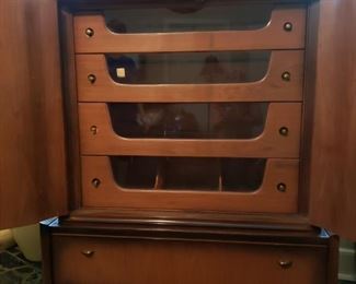 Chest of Drawers / Amoire