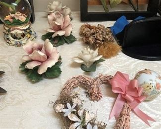 Capadimonte pieces, music globe