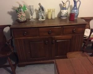  Buffet/sideboard, 3 drawers. 