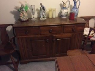  Buffet/sideboard, 3 drawers. 