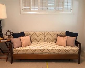 MCM Daybed w/Trundle (Queen)