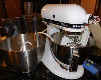 Kitchenaid mixer with 2 bowls and accessories