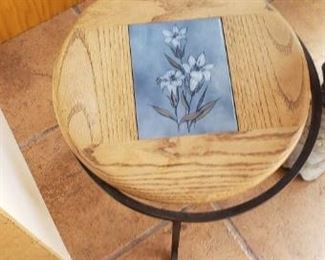 SMALL ROUND TABLE
