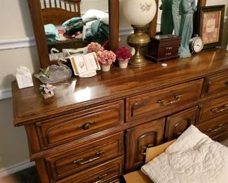 Dresser with 2 mirrors