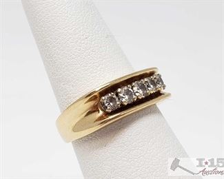 824: 	
14k Gold Men's Band with Center Diamond, 14g
Weighs approx 14g, size 9.5, diamond os approx 0.125ct 
OS19-017630.55