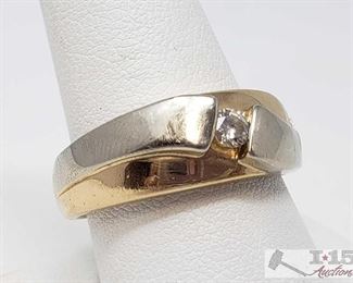 825: 	
14k Gold Men's Band with Center Diamond, 14g
Weighs approx 14g, size 9.5, diamond os approx 0.125ct 
OS19-017630.55