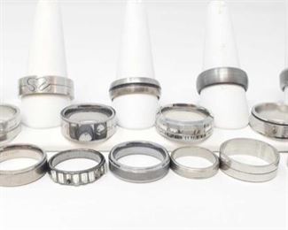 1011: 	
16 Metal Rings
16 Metal Rings weighing approx 86g sizing from approx 5.5 to 12.5. Some are Titanium and Tungsten Carbide
OS19-017630.43