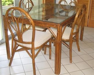 Table/4 chairs