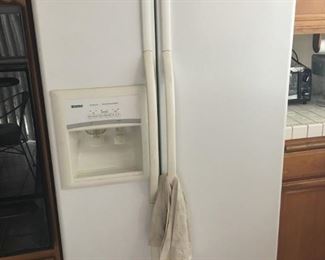 Side by Side Refrigerator w/ working ice and water