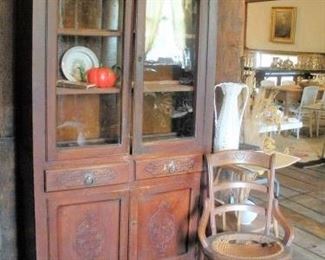 I love the arch at the top of the doors...hum, I think we forgot to empty the bottom section.  