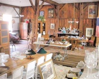 Very full...I should have used the wide angle lens to get the whole room....this is only 1/2 of the step-up area of the main floor dining area.