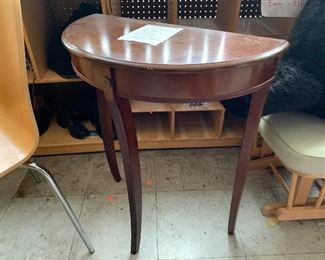 Vintage foyer/entryway table $40