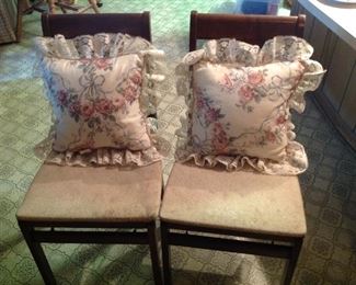 Pair of decorative pillows