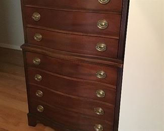 Beautiful mahogany chest of drawers