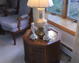 Accent Table and Lamp https://ctbids.com/#!/description/share/191859