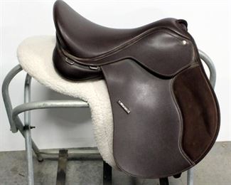 Wintech Easy Change Fit Solution 16" English Hunt Seat Saddle, Includes Saddle Pad