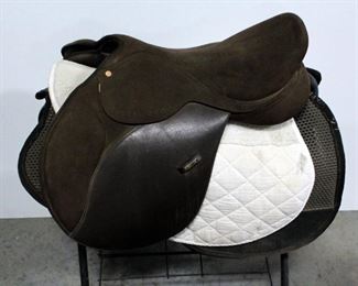 Wintech Pro Synthetic 17" English Hunt Seat Saddle. Includes Saddle Pads