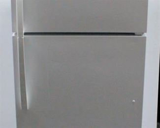 Kenmore 18 cu.ft. Top Freezer/Refrigerator with Glass Shelves Model 60502