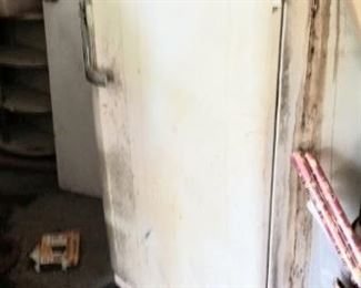 Retro fridge, needs cleaning